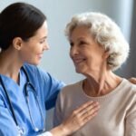 Cuidado de personas mayores en el hogar con apoyo familiar y acompañamiento cercano