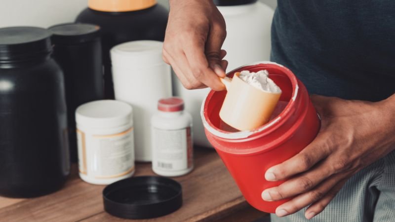 Creatina después de los 50 años: beneficios, seguridad y recomendaciones médicas