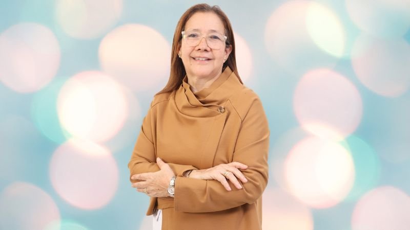 ¿Quién es la Pastora Elvira y cómo puede ayudarte después de los 50?